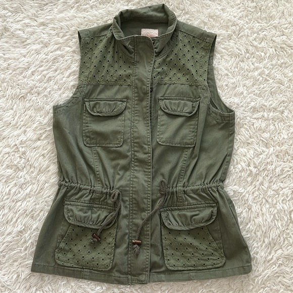 Candie's Sleeveless Vest - Picture 9 of 14